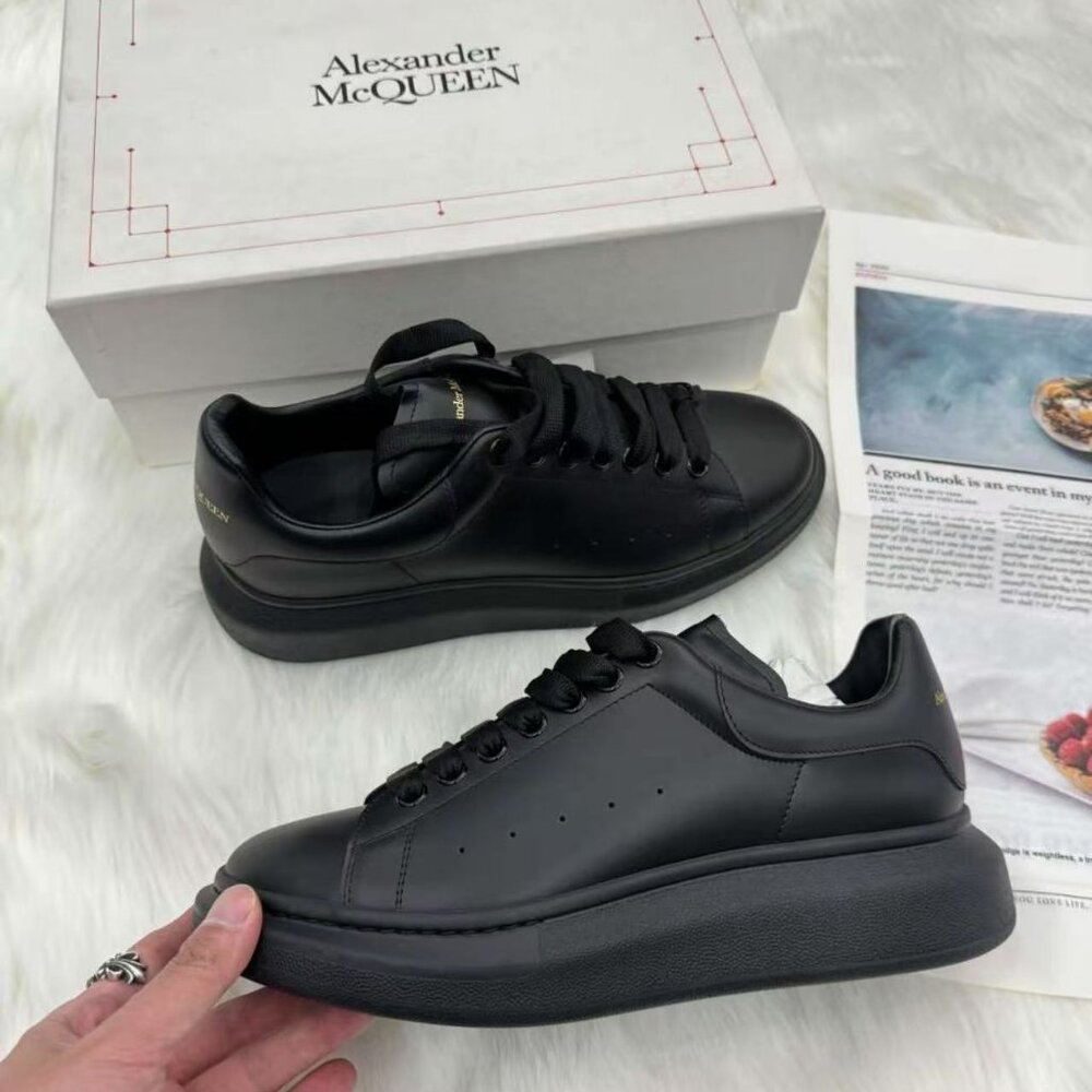 Authentic Men’s Black Alexander McQueen Sneakers SZ 10💕